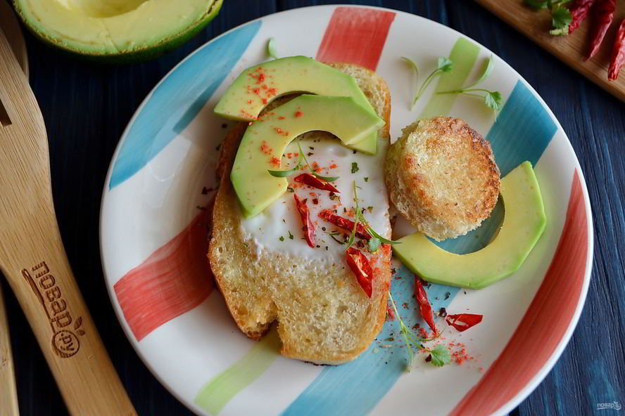 Рецепт тоста с яйцом и авокадо