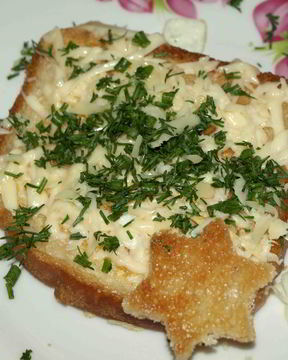 Тост с яйцом, сыром и зеленью