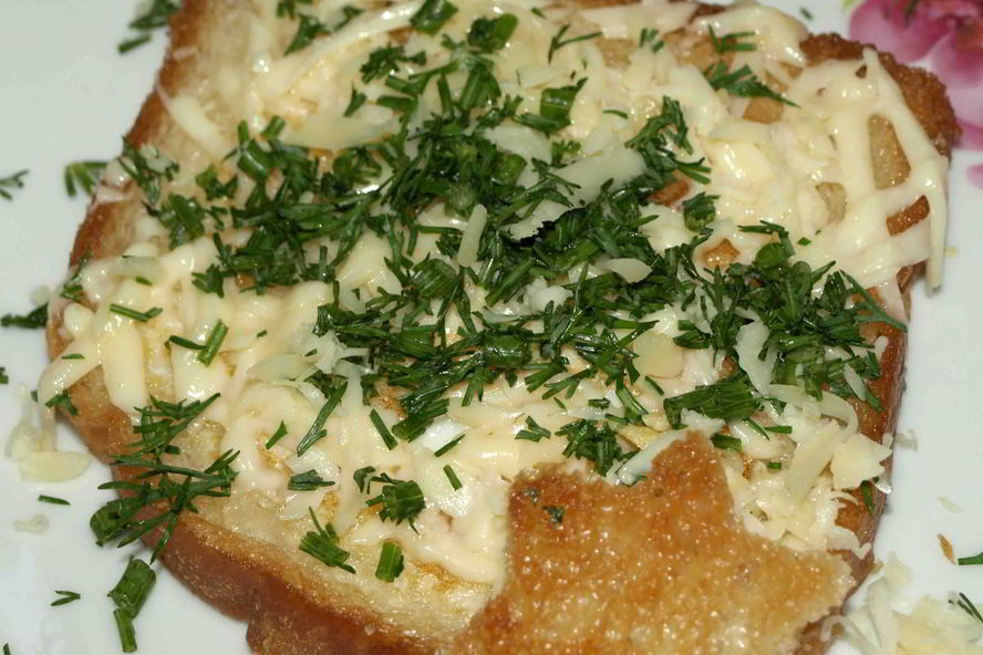 Рецепт тоста с яйцом, сыром и зеленью