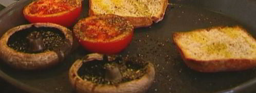 тосты на завтрак с творогом, помидорами и грибами. Шаг 6