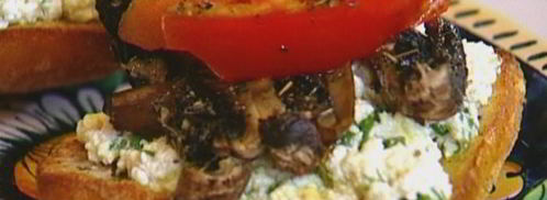 тосты на завтрак с творогом, помидорами и грибами. Шаг 11