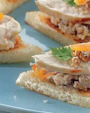 Тосты с куриной грудкой и паштетом из бобов