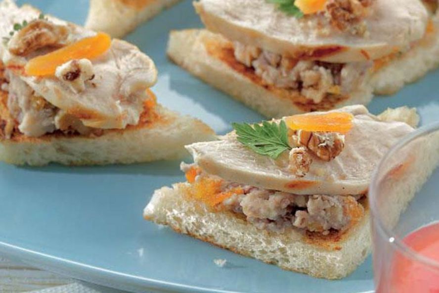 Рецепт тостов с куриной грудкой и паштетом из бобов