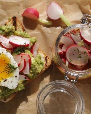 Тосты с маринованным редисом, авокадо и яйцами в мешочек