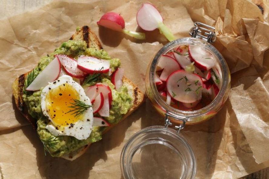 Рецепт тостов с маринованным редисом, авокадо и яйцами в мешочек