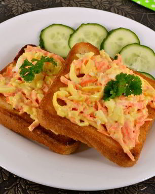 Тосты с морковно-сырным салатом