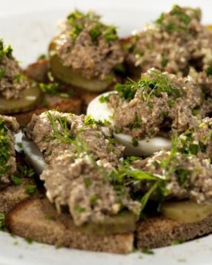 Тосты с паштетом из говяжьей печенки