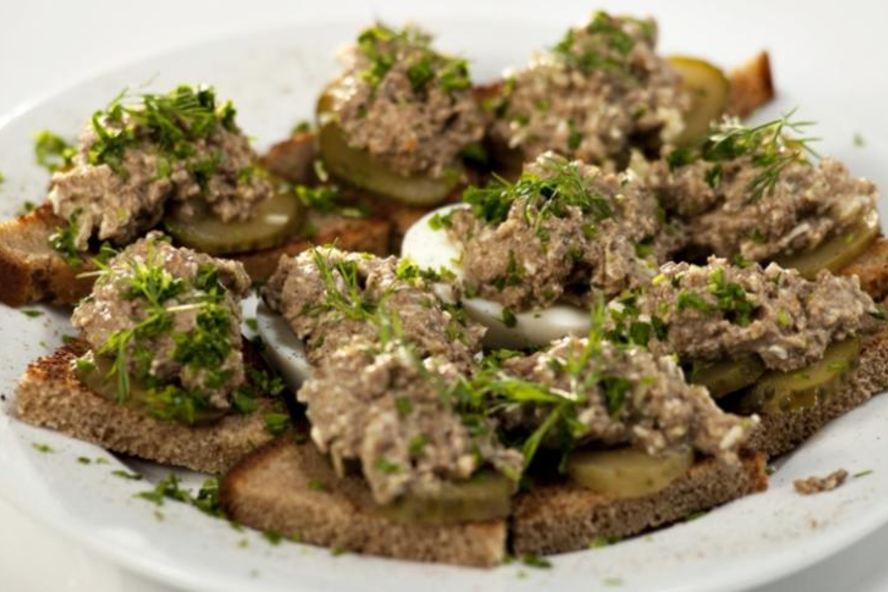 Рецепт тостов с паштетом из говяжьей печенки