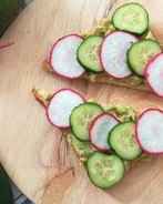 Тосты с пастой из авокадо, огурцом и редисом