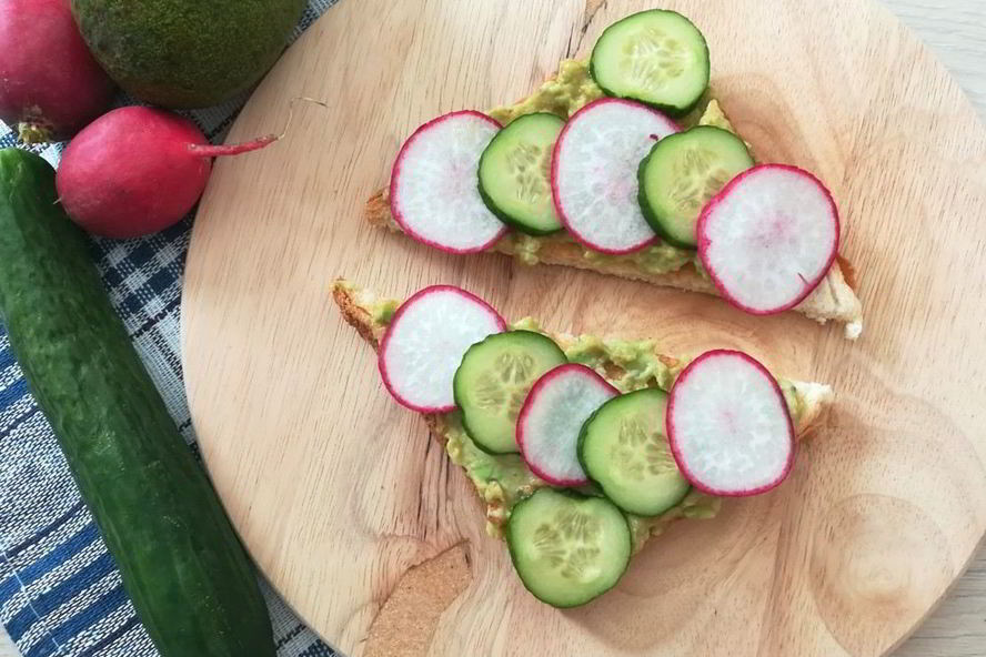 Рецепт тостов с пастой из авокадо, огурцом и редисом