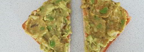 тосты с пастой из авокадо, огурцом и редисом. Шаг 4