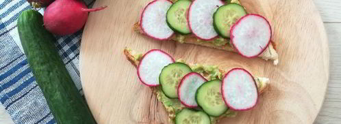 тосты с пастой из авокадо, огурцом и редисом. Шаг 6