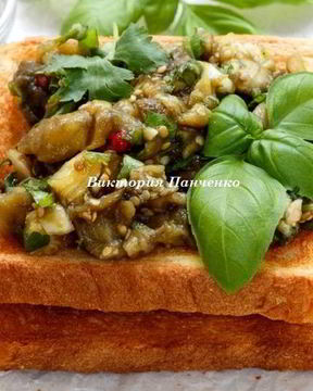 Тосты с печеными баклажанами