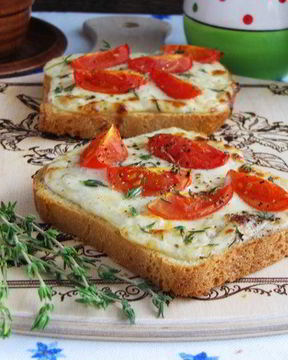 Тосты с сырным соусом и помидорами черри