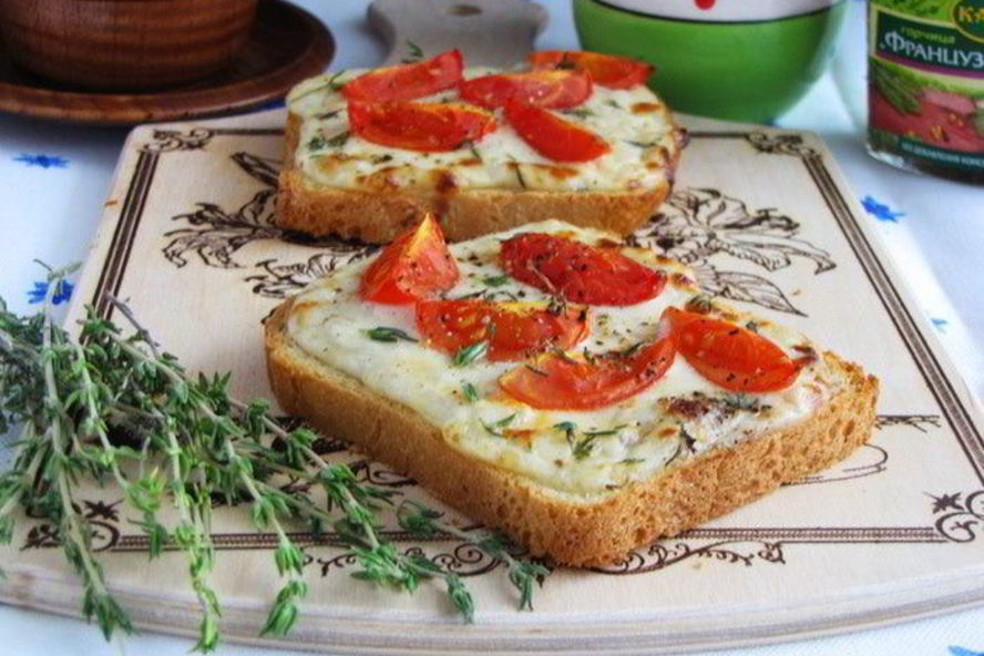 Рецепт тостов с сырным соусом и помидорами черри