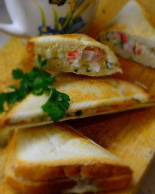 Тосты с сыром и крабовыми палочками