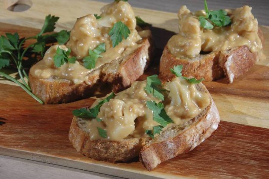 Рецепт тостов с цветной капустой в сырном соусе