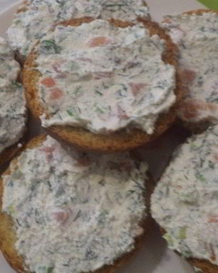 Тосты с творожно-лососевой начинкой