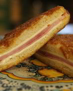 Тосты в домашних сухарях с ветчиной и сыром