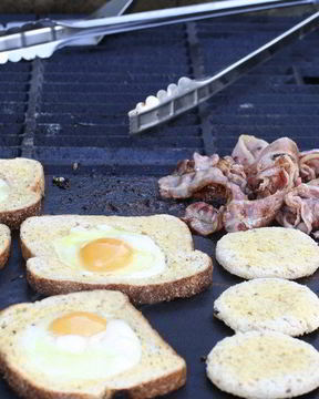 Яйца в тостах с молотым перцем