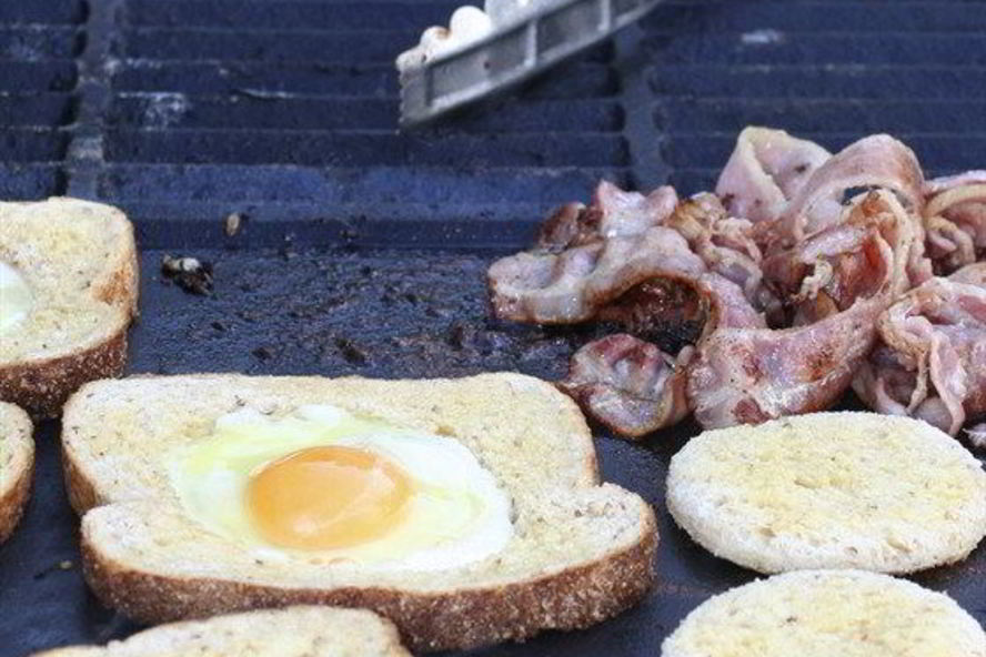 Рецепт яиц в тостах с молотым перцем