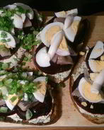 Закусочные тосты с сельдью и печеной свеклой