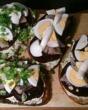 Закусочные тосты с сельдью и печеной свеклой