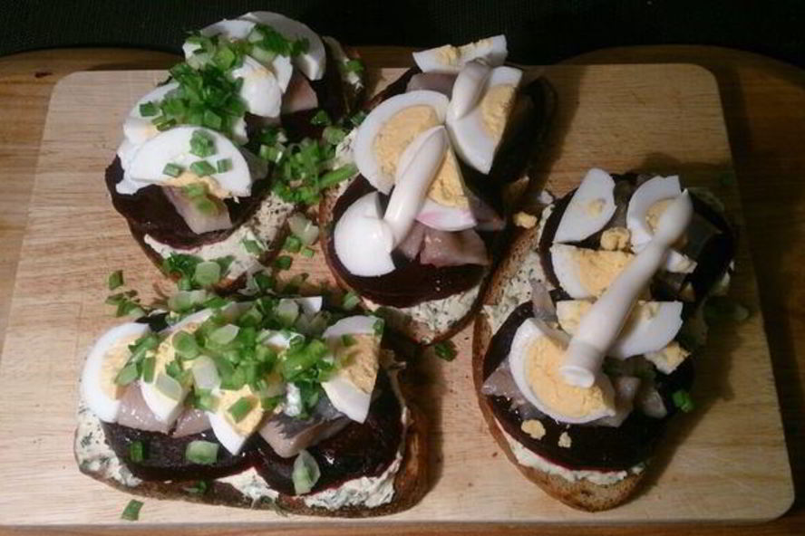 Рецепт закусочных тостов с сельдью и печеной свеклой