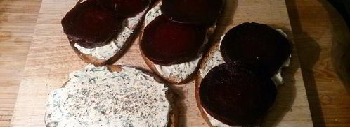 закусочные тосты с сельдью и печеной свеклой. Шаг 10