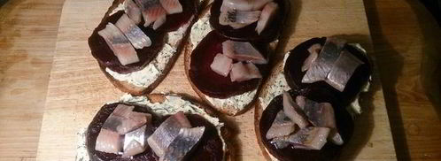 закусочные тосты с сельдью и печеной свеклой. Шаг 11