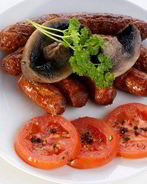 Тушеные сосиски в красном вине с грибами