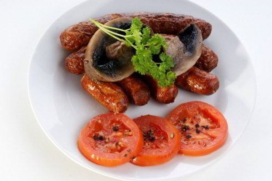 Рецепт тушеных сосисок в красном вине с грибами