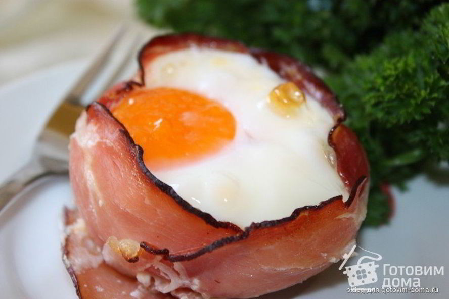 Рецепт глазуньи с сыром и помидорами в беконе