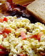 Яичница-болтунья с фетой и помидорами