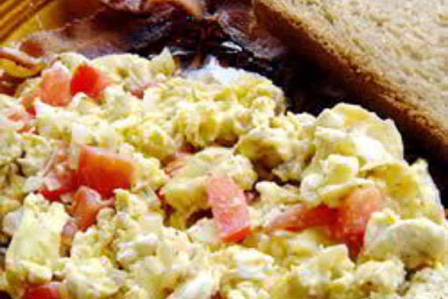 Рецепт яичницы-болтуньи с фетой и помидорами