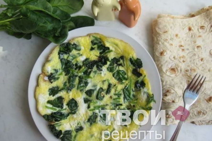 Рецепт яичницы-болтуньи со шпинатом и пармезаном