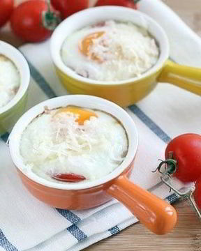 Яичница с креветками и помидорами