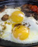 Яичница с шампиньонами и помидорами