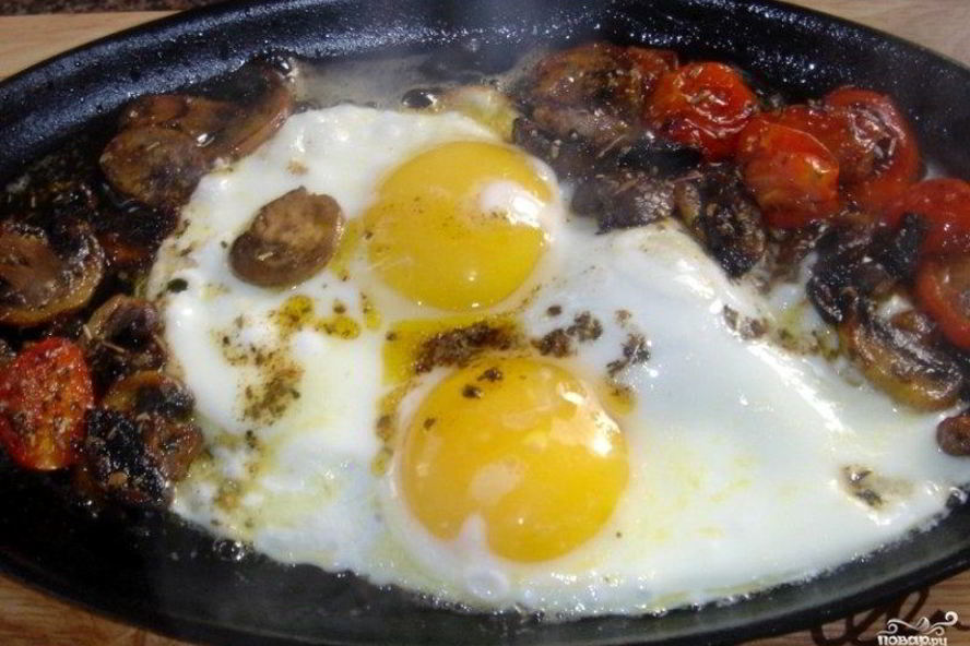 Рецепт яичницы с шампиньонами и помидорами