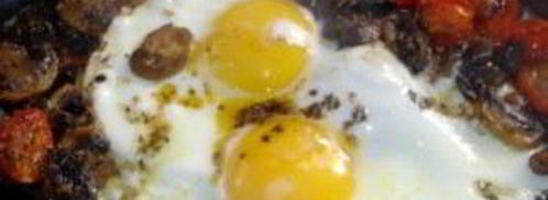 яичница с шампиньонами и помидорами. Шаг 5