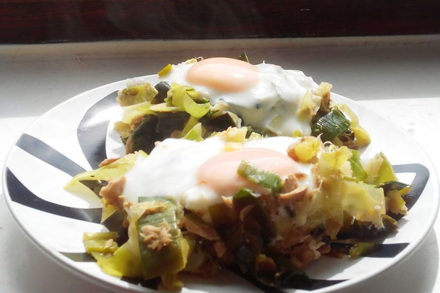 Рецепт яичницы с тунцом и луком пореем