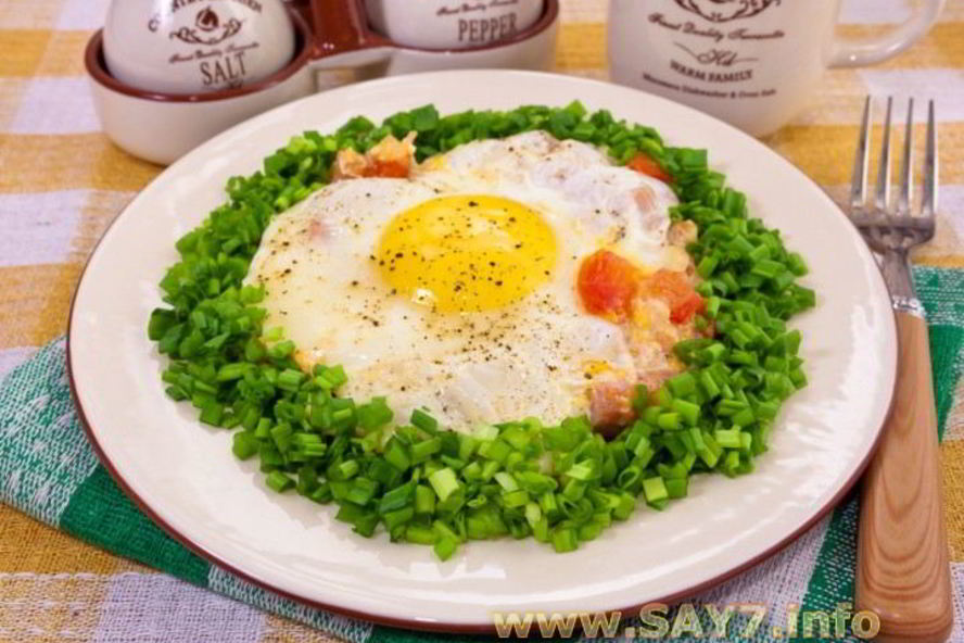 Рецепт яичницы с ветчиной и помидорами