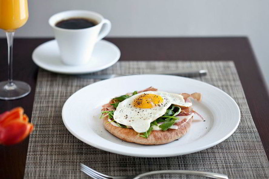 Рецепт яичницы с ветчиной и зеленым горошком в микроволновке