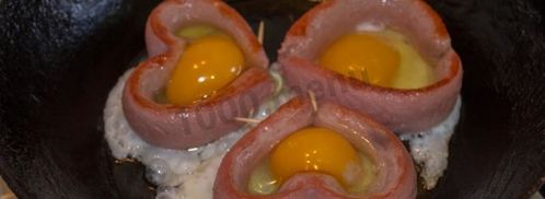 яичница сердечком с сосиской. Шаг 10