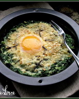 Яичница со шпинатом и розмариновыми сухариками