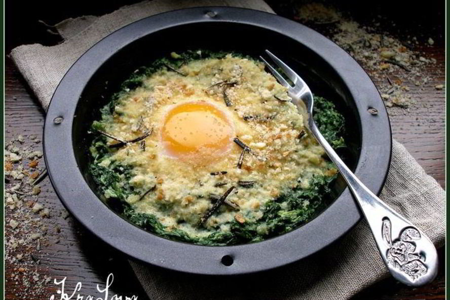 Рецепт яичницы со шпинатом и розмариновыми сухариками