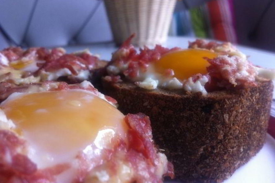 Рецепт яичницы в хлебном стакане