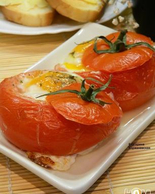 Яичница в помидорах с колбасой и сыром