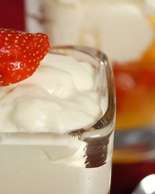 Апельсиновое заливное с клубникой