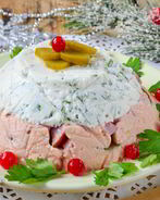 Двухцветное заливное с ветчиной и маринованными огурцами